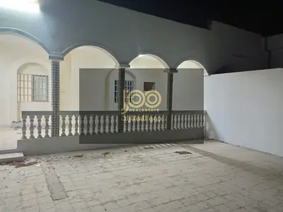 فيلا واسعة تتمتع بموقع رائع مباشرة على البحر، ومناسبة للعائلات