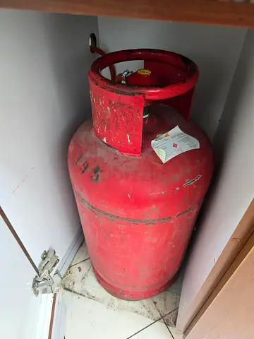 Standard Emirates gas cylinder almost full of gas with regulator valve and pipe