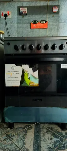 GAs Cooker - Frigidaire make 4 Burners with Gas Cylinder for Sale