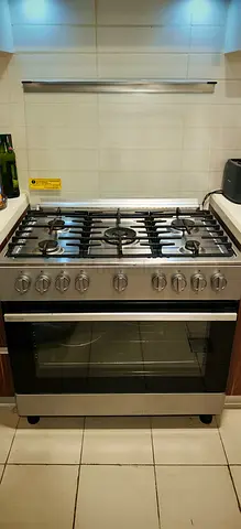 Hisense Stainless Steel 5-Burner Gas Range with Large Oven - Excellent Condition