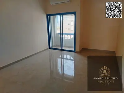 للإيجار السنوي بالراشدية 1 قرب شارع خليفة وفندقي كراون ورمادا، غرفة وصالة مجددة بالكامل، بلكونة، تكييفات سبليت جديدة، إطلالة مفتوحة بسعر 22 الف درهم
