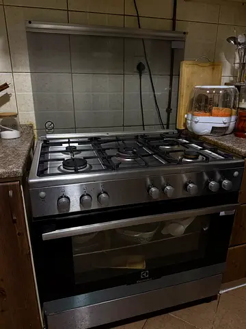 ELECTROLUX STOVE FOR SALE ORIGINAL PRICE AED 3314 selling for AED 900