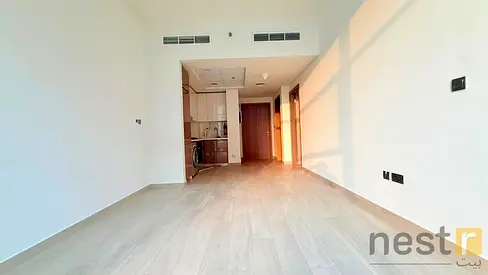 غرفة نوم واحدة مطلة على المسبح | شرفة | تصميم مخطط مفتوح