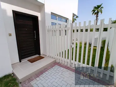 أفضل عرض للإيجار: وحدة سكنية واسعة تضم 3 غرف نوم وغرفة خادمة و5 حمامات، مع غرفة معيشة مريحة؛ تقع في صف واحد وتتميز بإطلالة على الطريق، بسعر 105,000 در