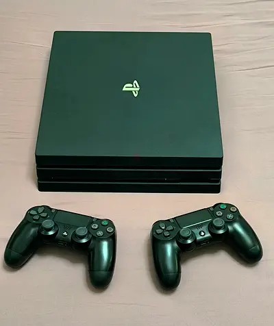 PS4 PRO + 2 controllers (Perfect condition)