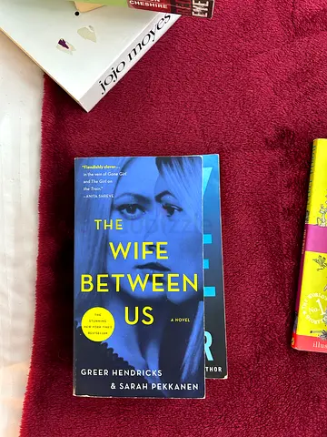 The Wife Between Us - Gillian Flynn (paperback)