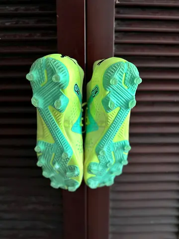 Used neon green football boots, size not specified, good condition (negotiable)