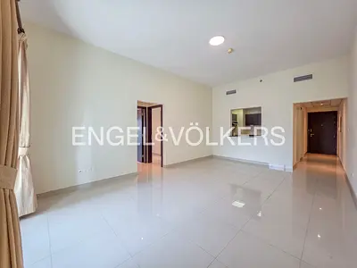 Corner unit | Vacant | Exclusive