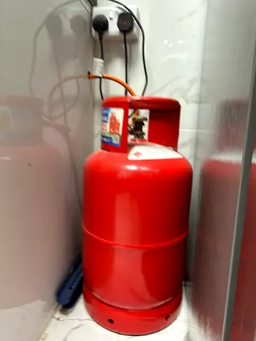 Full Red LPG Gas Cylinder for Kitchen (Good Condition)