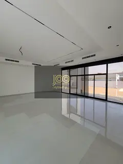 4BR Villa with Large Yard in Al Suyohat