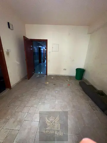 للإيجار السنوي في الشويهين بالقرب من الكورنيش، غرفة وصالة بتكييف مركزي، في موقع مميز وقريب من جميع الخدمات. فرصة مناسبة للسكن في منطقة حيوية وقريبة من