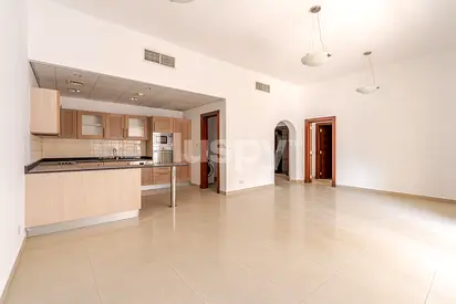 Vacant | Mid Floor | Close to Tram