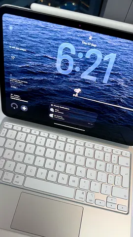 iPad Pro M5 - 256GB with pencil and Magic Keyboard (Apple) — two days old