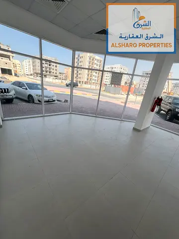 محل كورنر بمساحة واسعة في الجرف 3 30,000 درهم سنويًا