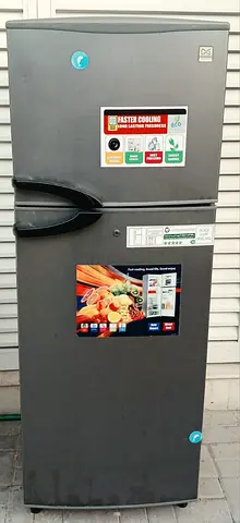 Double door Daewoo fridge freezer with 330 liters. Color gray. Good working condition.