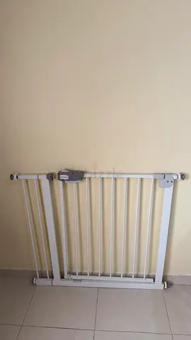 White metal safety baby gate - pressure/doorway gate, good condition