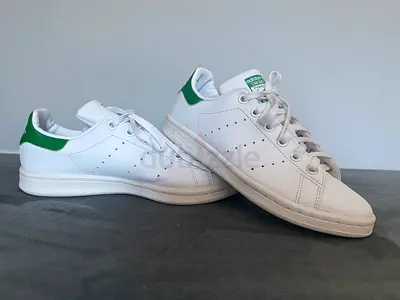 White Adidas Stan Smith sneakers with green heel - size not specified