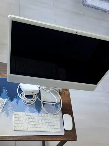 Apple iMac 24" M1 (Silver, 8GB / 256GB, 2 Ports) w/ Original Magic Keyboard & Mouse
