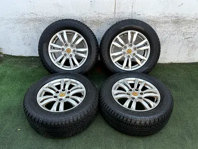 Original Pajero 18” rims with 265/60/18 Yokohama