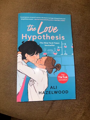 The Love Hypothesis by Ali Hazelwood - Paperback