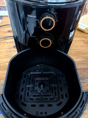 4L Black Air Fryer - Compact Countertop Cooker (Used)