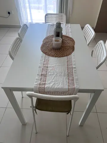 Extendable White Modern Dining Table with 6 White Chairs - Good Condition