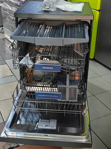 Siemens iQ300 Wi-fi model 3 Racks Dishwasher lastest version it's almost brand new