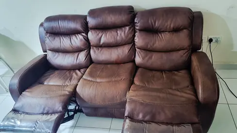 2 and 3-seater brown leather reclining sofa in good condition