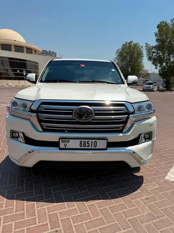 Toyota Land Cruiser v8 GXR 2018 | GCC Specs | priced to sell