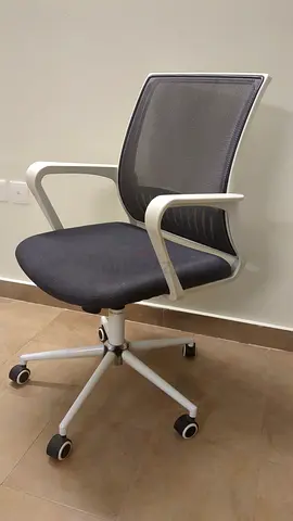 Ergonomic mesh office chair with armrests and wheels - good condition