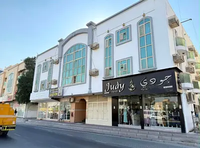 عائد استثماري 10,5% / تملك حر / على شارع رئيسي / مساحه الارض كبيره / على مخرج دبي