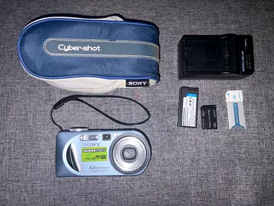 Sony cybershot DSC-P8 vintage camera