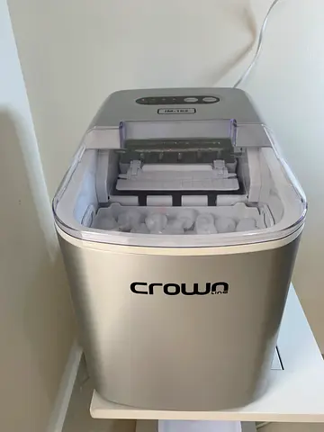 Crown Ice Maker In Excellent Condition