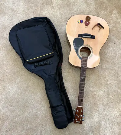 Yamaha F-310 Acoustic Guitar. Also includes: Bag case, 6 picks, keyring holder - good condition