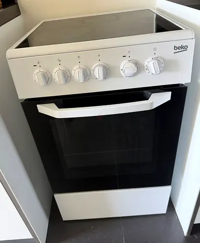 Beko freestanding electric cooker with glass hob and oven - good condition