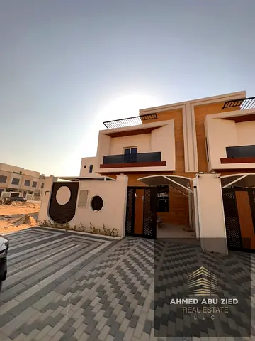 تاون هاوس جديد 4 غرف ماستر في موقه مميز تملك حر والسعر شامل رسوم التسجيل والتملك