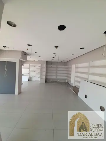 محل تجاري للإيجار السنوي في منطقة المجرّة بالشارقة فرصة مميزة لاستئجار محل تجاري بموقع حيوي في منطقة المجرّة، حيث يقع المحل مباشرة على الشارع العمومي،