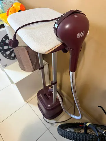 Standing Clothes Steamer - Black+Decker, good working condition