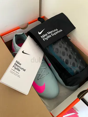 Nike Mercurial Flylite Football Shin Guards with Sleeves