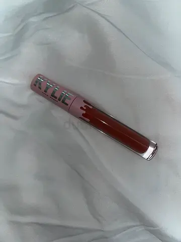 KYLIE JENNER matte liquid lipstick 301 angel