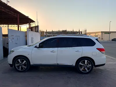 Well Maintained Nissan Pathfinder 2015 SL(Top Model) - GCC Specs