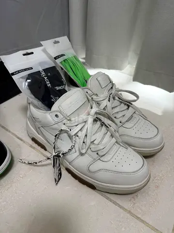 Off white ooo white with two laces size 43