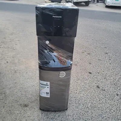 Bottom load water dispenser