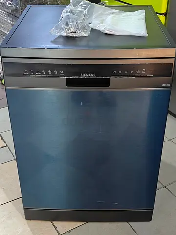 Siemens iQ300 Wi-fi model 3 Racks Dishwasher lastest version it's almost brand new