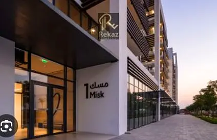 شقة فاخرة ومفروشة بالكامل (غرفتي نوم) | مسك 3 | 110,000 درهم | 4 دفعات | موقع متميز في الجادة