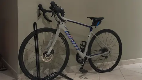 Giant Defy Advanced 2 Carbon Road Bike | Shimano 105 | Size M