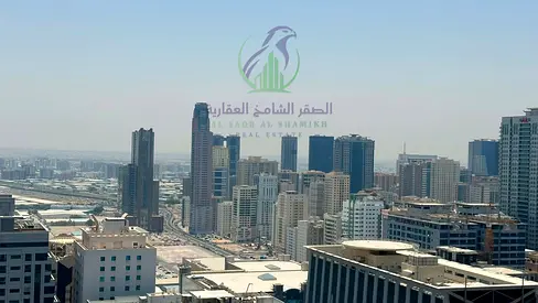 3 غرف وصالة فخمة للايجار على شارع التعاون قريب من مخرج دبي 2 باركين مجاني جيم ومسبح مجاني غرف ماستر خزائن بالحائط وأرضية باركيه وشبابيك بانورامية