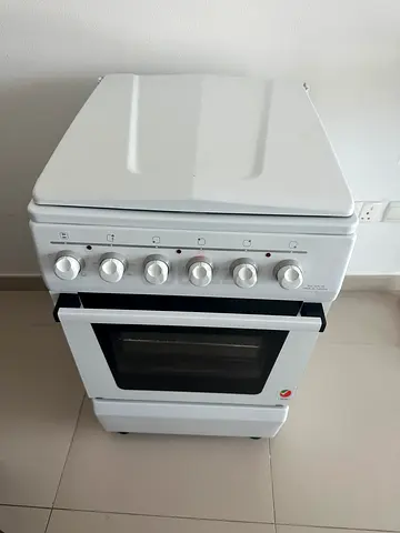 White freestanding electric oven with stovetop - good working condition