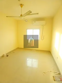 NEAT AND CLEAN FAMILY BUILDING APPARTMENT NEAR KACHA PARKING