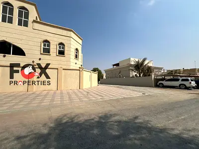 فيلا جديدة للبيع في المويهات 3، زاوية على شارعين، أرض 6,727 قدم²، بناء 8,500 قدم²، 12 غرفة ماستر، 4 صالات، 4 مطابخ وغرفة خادمة. المطلوب 3,000,000 درهم